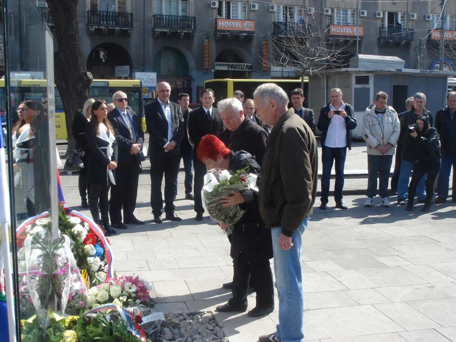 Положени венци и цвеће — фотографија 11