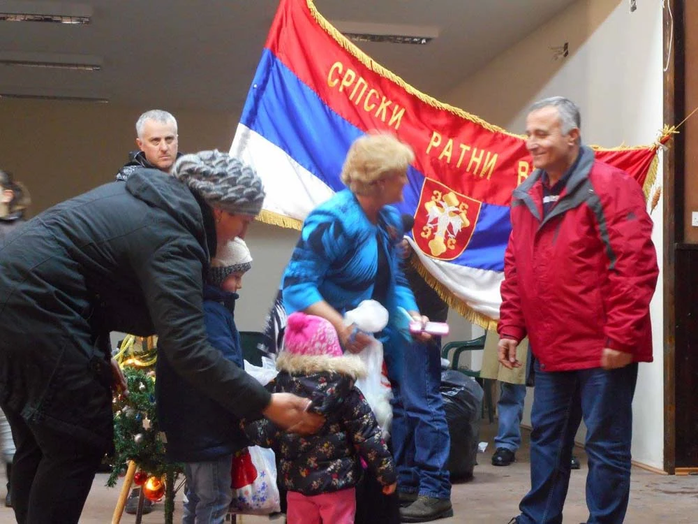 ПОДЕЛА ПАКЕТИЋА ДЕЦИ ВЕТЕРАНА У ВЕЛИКОМ ПОПОВИЋУ — фотографија 3