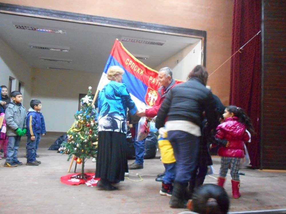 ПОДЕЛА ПАКЕТИЋА ДЕЦИ ВЕТЕРАНА У ВЕЛИКОМ ПОПОВИЋУ — фотографија 1