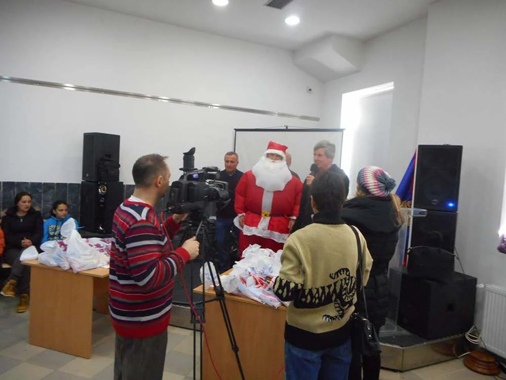 ПОДЕЛА НОВОГОДИШЊИХ ПАКЕТИЋА У ПОЖЕГИ — фотографија 19