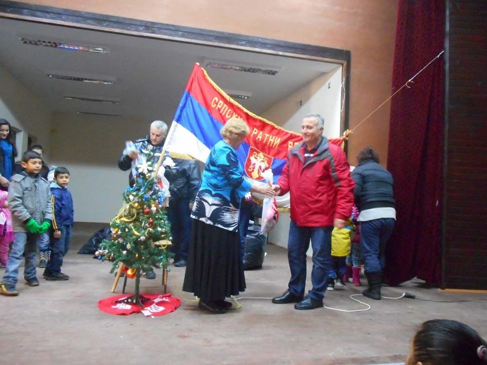 ПОДЕЛА ПАКЕТИЋА ДЕЦИ ВЕТЕРАНА У ВЕЛИКОМ ПОПОВИЋУ — фотографија 2