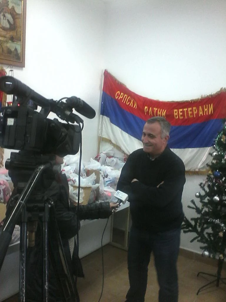 ПОДЕЛА НОВОГОДИШЊИХ ПАКЕТИЋА У СРЕМСКОЈ МИТРОВИЦИ — фотографија 1