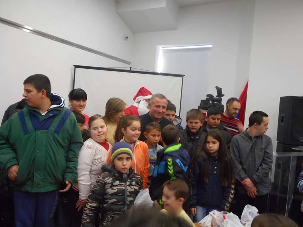 ПОДЕЛА НОВОГОДИШЊИХ ПАКЕТИЋА У ПОЖЕГИ — фотографија 4