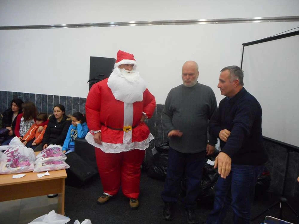 ПОДЕЛА НОВОГОДИШЊИХ ПАКЕТИЋА У ПОЖЕГИ — фотографија 13