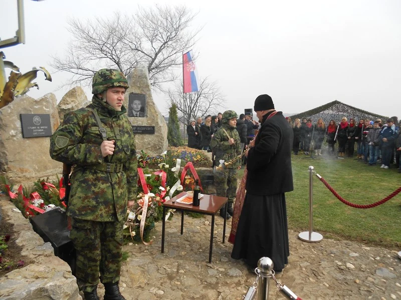 Положени венци на споменик палим борцима на Стражевици — фотографија 8