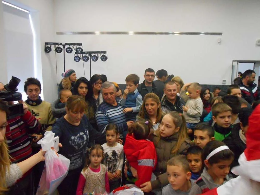 ПОДЕЛА НОВОГОДИШЊИХ ПАКЕТИЋА У ПОЖЕГИ — фотографија 18