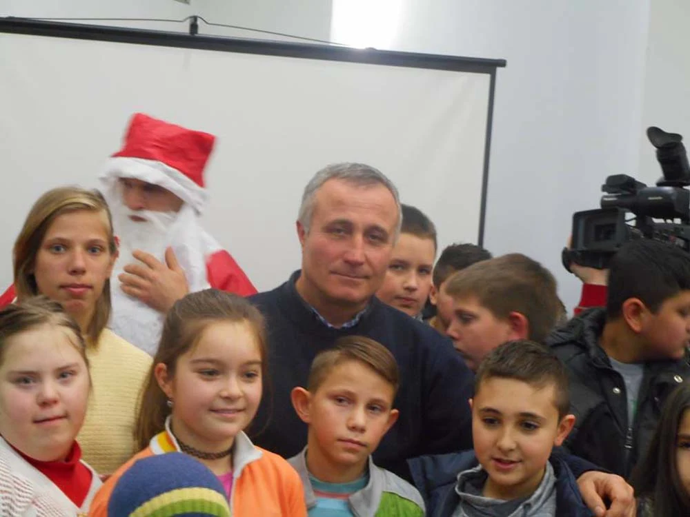 ПОДЕЛА НОВОГОДИШЊИХ ПАКЕТИЋА У ПОЖЕГИ — фотографија 38