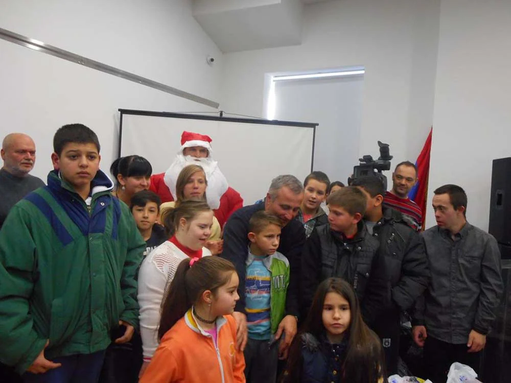 ПОДЕЛА НОВОГОДИШЊИХ ПАКЕТИЋА У ПОЖЕГИ — фотографија 3