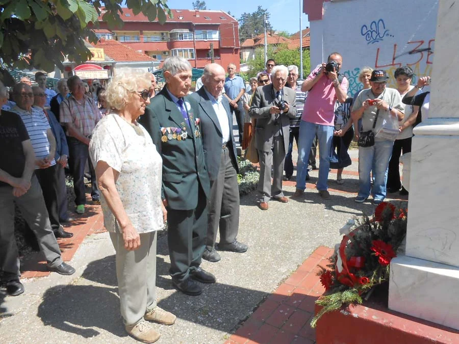 Положили смо венац на споменик палим борцима НОР-а у Кошутњаку — фотографија 3