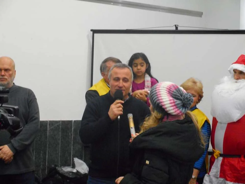 ПОДЕЛА НОВОГОДИШЊИХ ПАКЕТИЋА У ПОЖЕГИ — фотографија 28