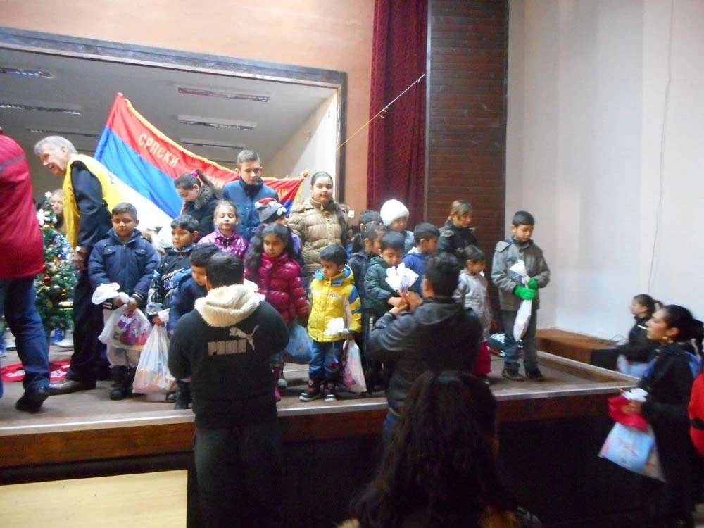 ПОДЕЛА ПАКЕТИЋА ДЕЦИ ВЕТЕРАНА У ВЕЛИКОМ ПОПОВИЋУ — фотографија 7