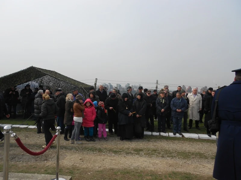 Положени венци на споменик палим борцима на Стражевици — фотографија 2