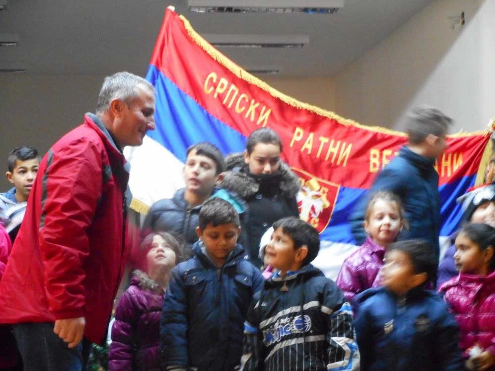 ПОДЕЛА ПАКЕТИЋА ДЕЦИ ВЕТЕРАНА У ВЕЛИКОМ ПОПОВИЋУ — фотографија 15