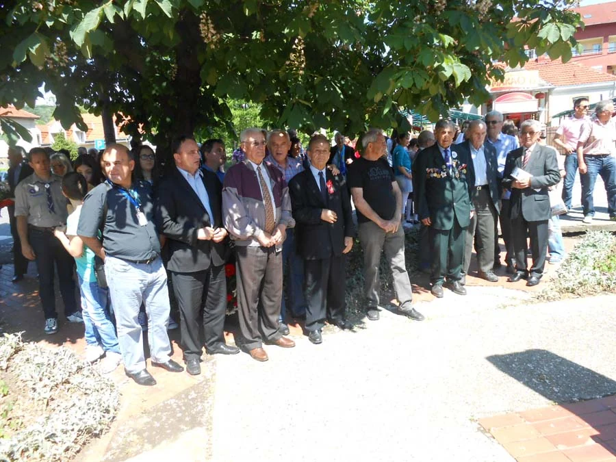 Положили смо венац на споменик палим борцима НОР-а у Кошутњаку — фотографија 1