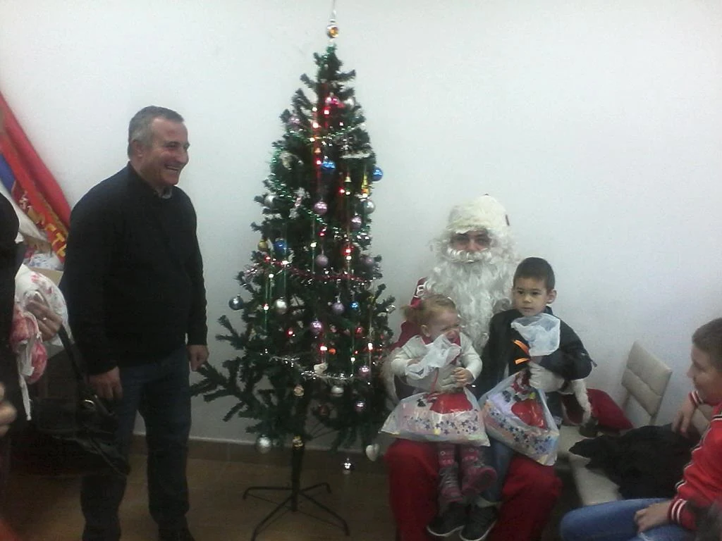 ПОДЕЛА НОВОГОДИШЊИХ ПАКЕТИЋА У СРЕМСКОЈ МИТРОВИЦИ — фотографија 30