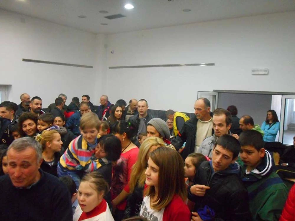 ПОДЕЛА НОВОГОДИШЊИХ ПАКЕТИЋА У ПОЖЕГИ — фотографија 26