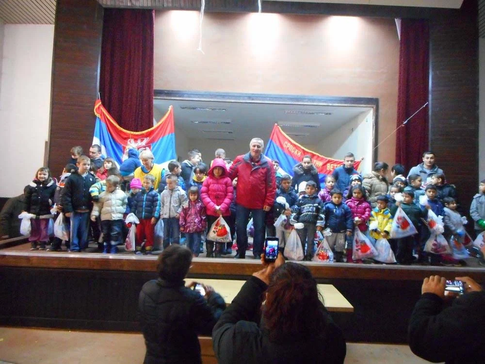 ПОДЕЛА ПАКЕТИЋА ДЕЦИ ВЕТЕРАНА У ВЕЛИКОМ ПОПОВИЋУ — фотографија 13